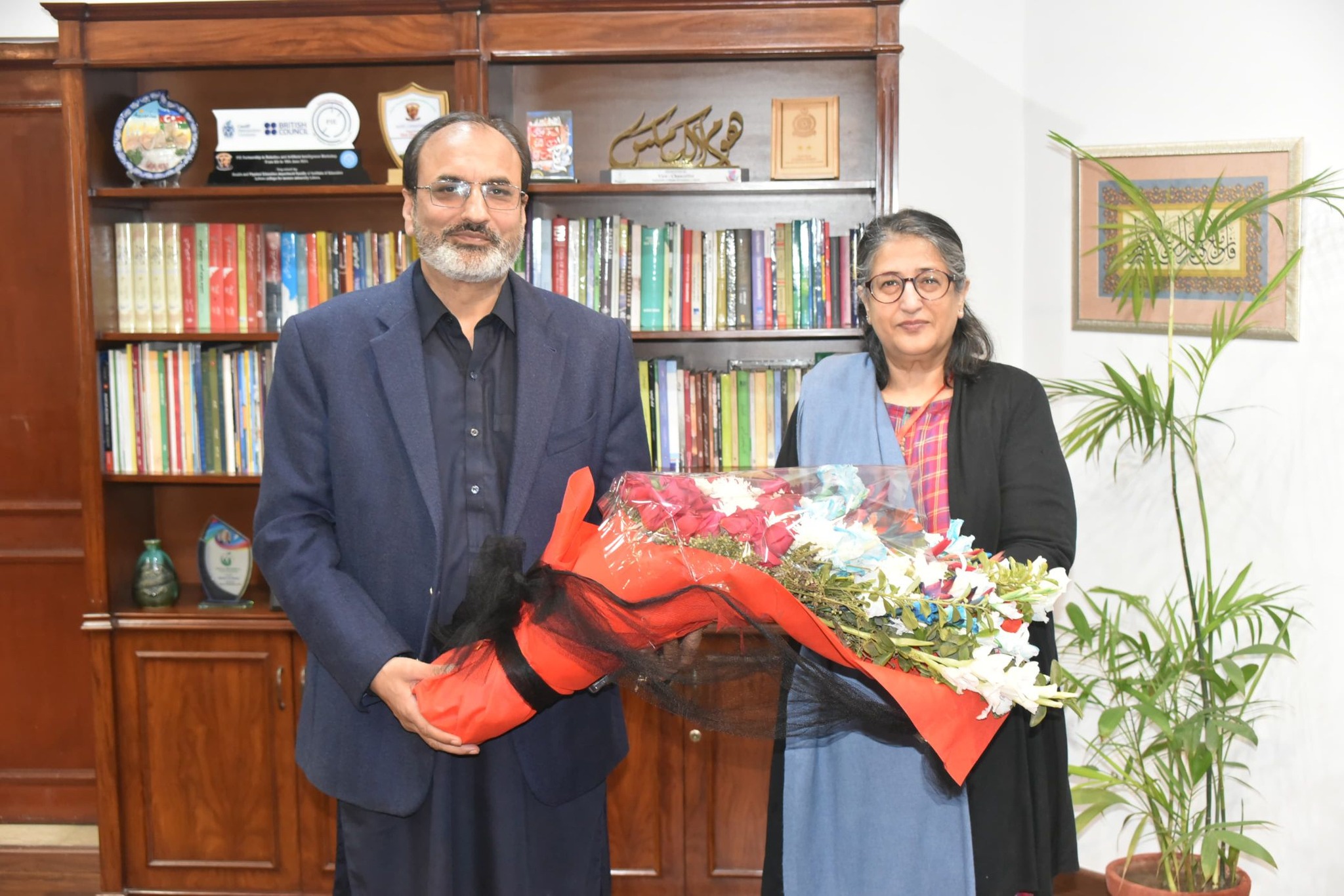 Vice Chancellor UET Prof. Dr. Shahid Munir (TI) visited LCWU and had Meeting with Prof. Dr. Uzma Qureshi, Vice Chancellor to congratulate her on assuming the charge.