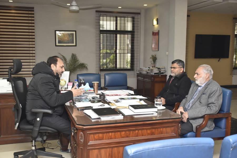 Vice Chancellor UET Prof. Dr. Shahid Munir (TI) is in a meeting with Prof. Dr. Saleem Abid Tabasum, retired professor of UET Lahore.