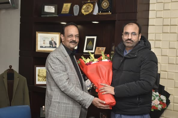 Mr. Saleem Tahir presented bouquet to Vice Chancellor UET Prof. Dr. Shahid Munir (TI) on assuming the charge.